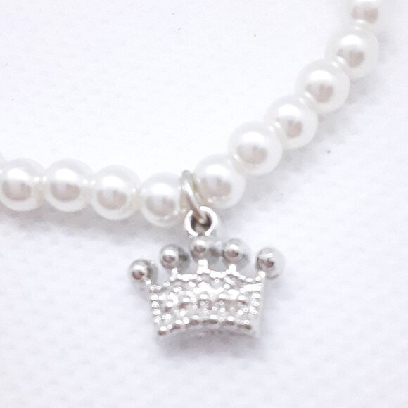Sweet baby girl's faux pearl stretch bracelet with crown charm - Picture 2 of 7
